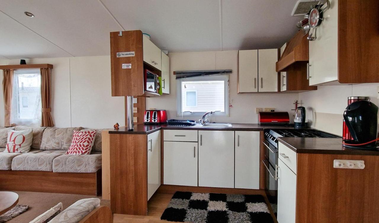 Great 8 Berth Caravan For Hire At St Osyth Beach In Essex Ref 28123Gc Clacton-on-Sea Exterior photo