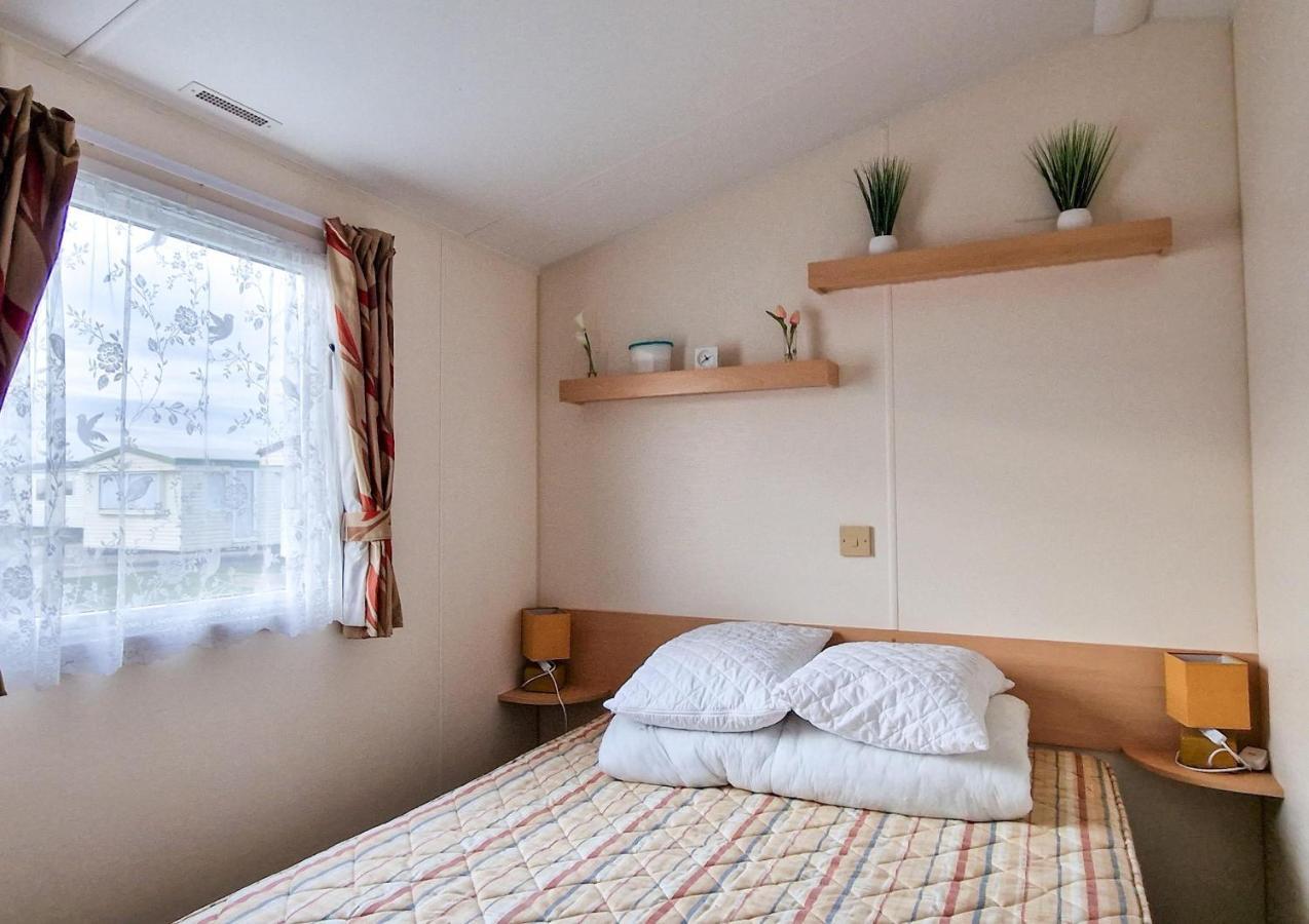 Great 8 Berth Caravan For Hire At St Osyth Beach In Essex Ref 28123Gc Clacton-on-Sea Exterior photo