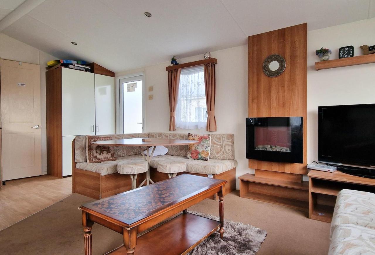 Great 8 Berth Caravan For Hire At St Osyth Beach In Essex Ref 28123Gc Clacton-on-Sea Exterior photo