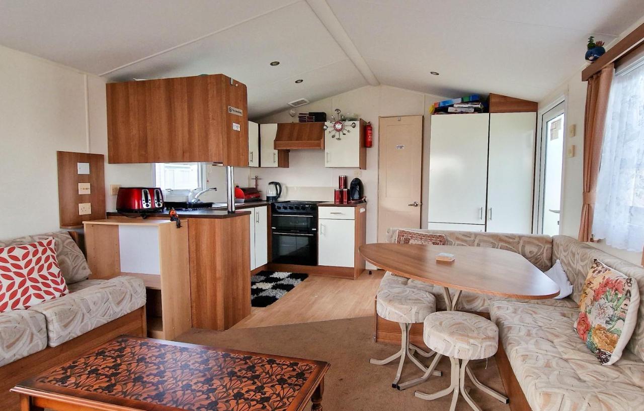 Great 8 Berth Caravan For Hire At St Osyth Beach In Essex Ref 28123Gc Clacton-on-Sea Exterior photo