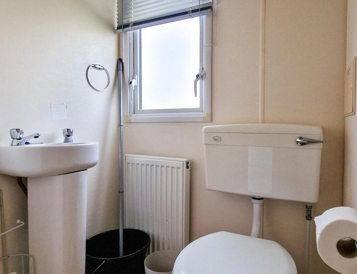 Great 8 Berth Caravan For Hire At St Osyth Beach In Essex Ref 28123Gc Clacton-on-Sea Exterior photo