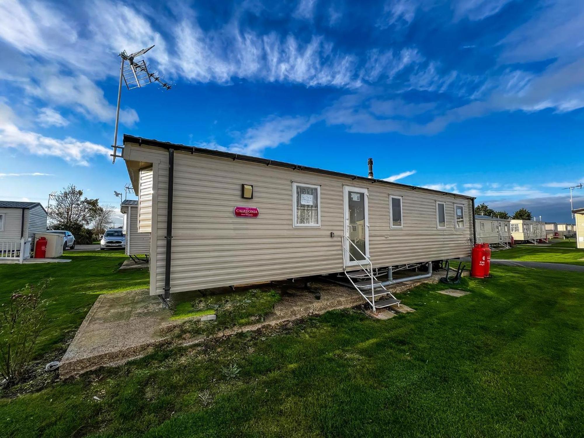 Great 8 Berth Caravan For Hire At St Osyth Beach In Essex Ref 28123Gc Clacton-on-Sea Exterior photo