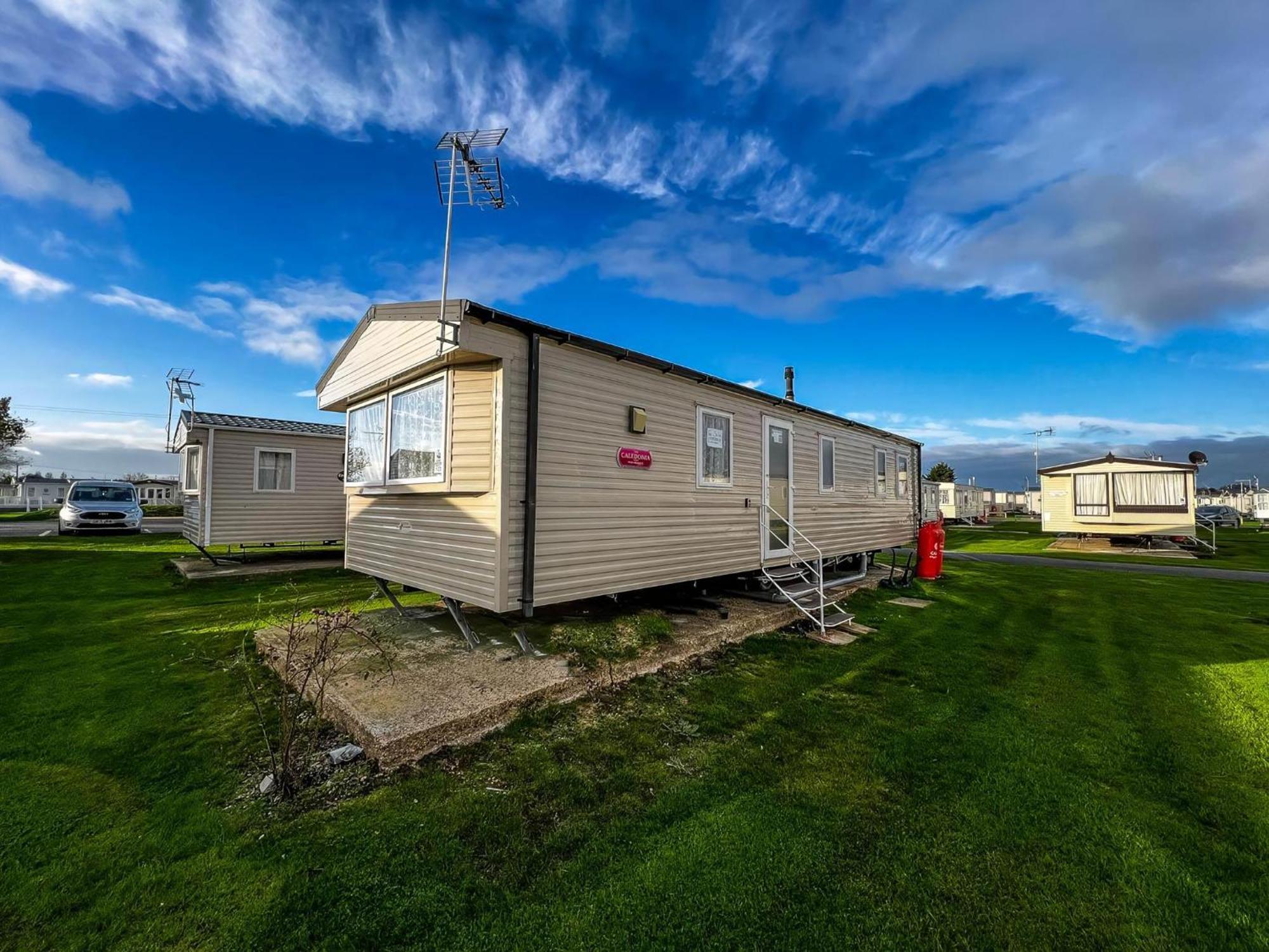 Great 8 Berth Caravan For Hire At St Osyth Beach In Essex Ref 28123Gc Clacton-on-Sea Exterior photo
