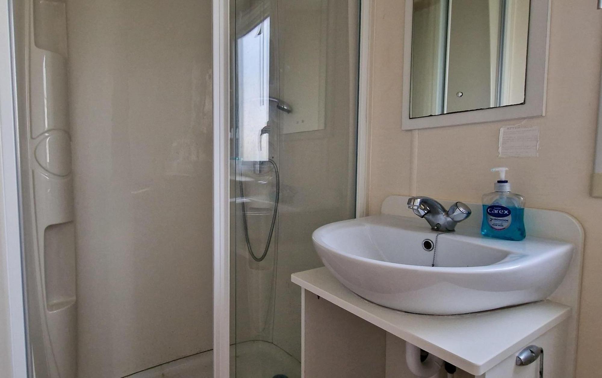 Great 8 Berth Caravan For Hire At St Osyth Beach In Essex Ref 28123Gc Clacton-on-Sea Exterior photo