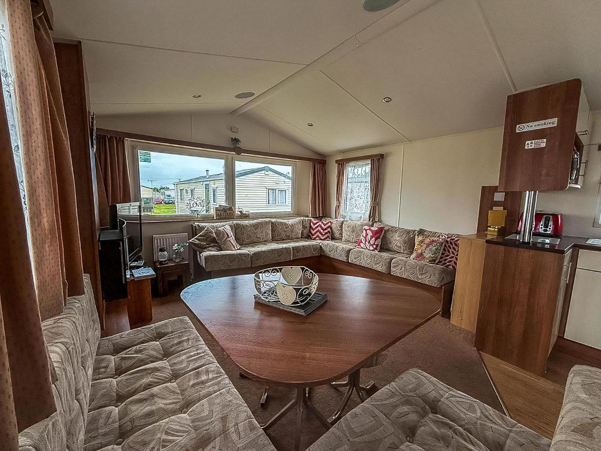 Great 8 Berth Caravan For Hire At St Osyth Beach In Essex Ref 28123Gc Clacton-on-Sea Exterior photo