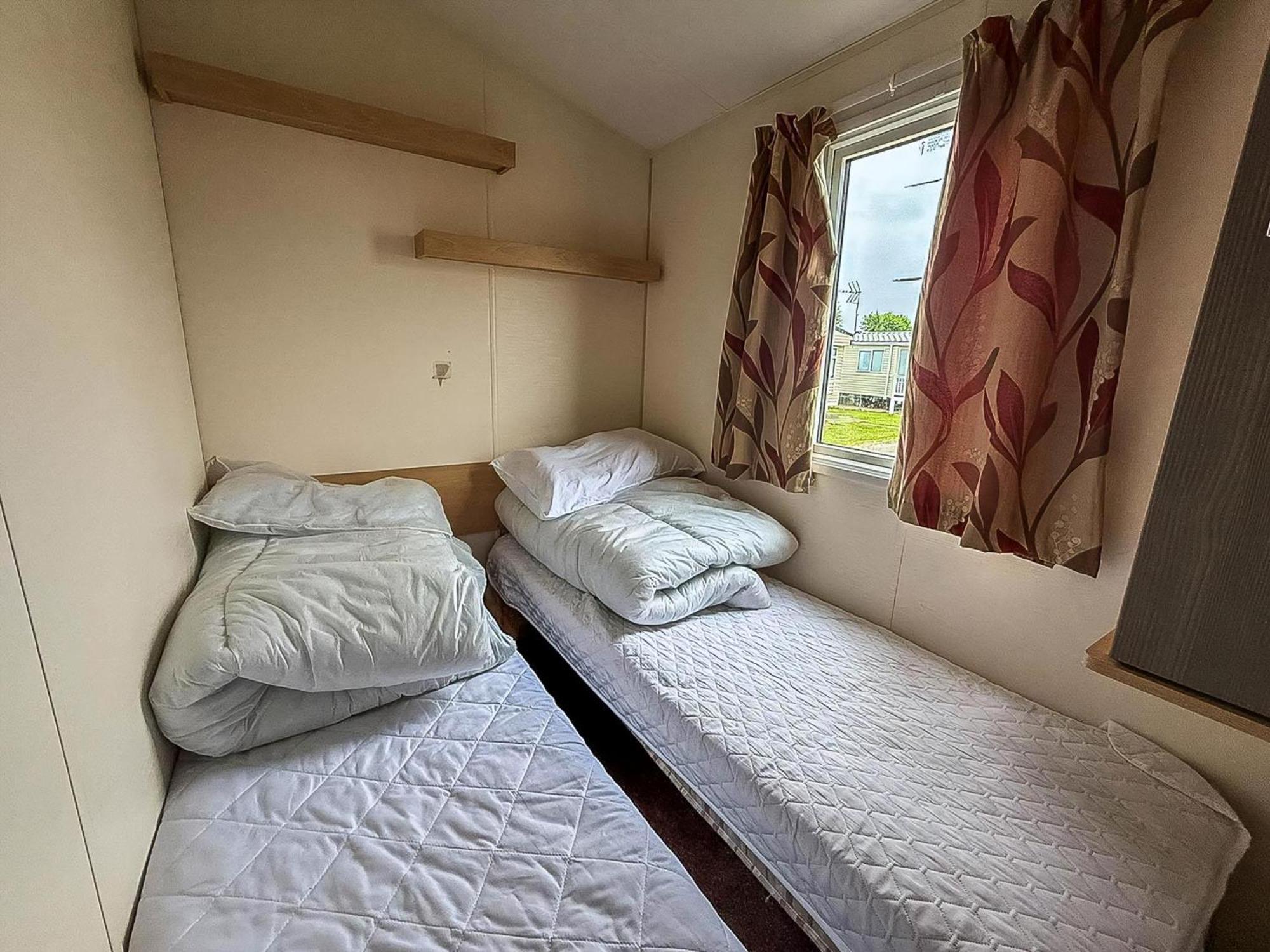 Great 8 Berth Caravan For Hire At St Osyth Beach In Essex Ref 28123Gc Clacton-on-Sea Exterior photo